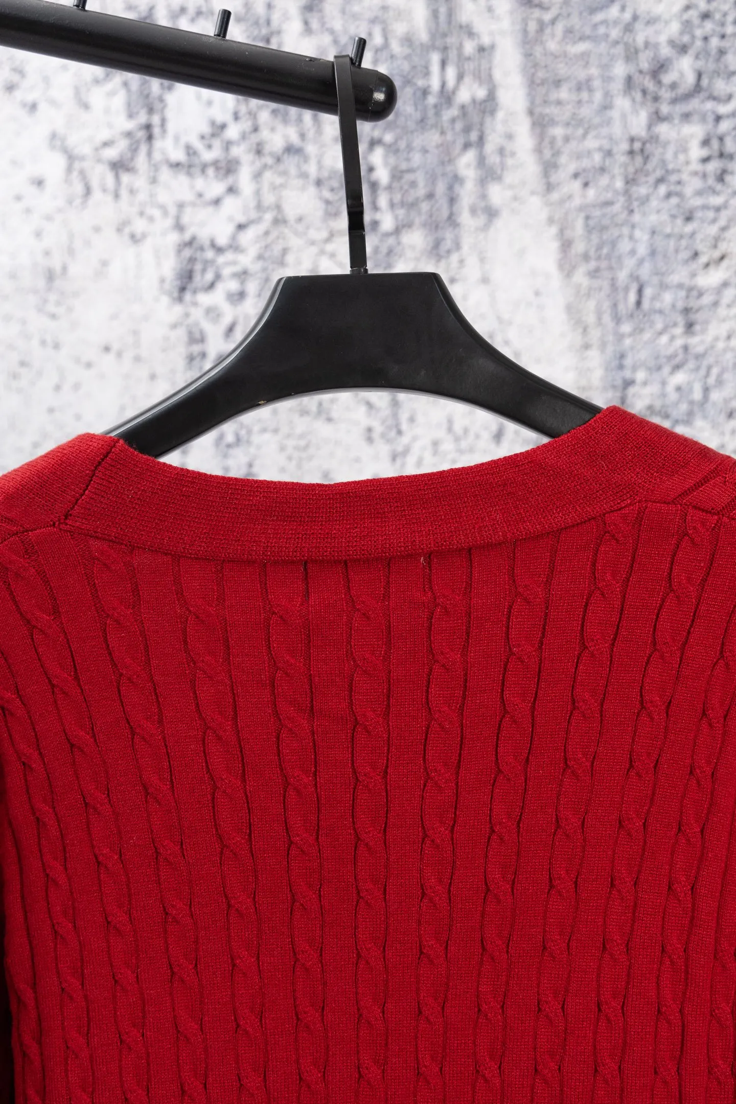 P190 Ralph Lauren Classic V-neck Solid Color Pony Embroidered Logo Knitted Cardigan Long Sleeve Ralph Lauren Classic Basic Versatile Twist Knitted Cardigan Long Sleeve Main supply platform live broadcast Wholesale entity Replenish when out of stock Not removed from the shelves Quality 1:1 patterning Complete three standards Correct version of pony logo Imported quality cotton yarn Focus on high-end Cost-effective Good quality Needless to say Zhao Lusi's same style is really amazing, so sweet I'm so beautiful. This cardigan is really good-looking. It's simple and easy to wear. It's a must-have for goddess ootd. Good-looking clothes are never picky. A must-have in the wardrobe of goddesses. Size: S-XL. Color: Navy blue, red, khaki, dark gray.